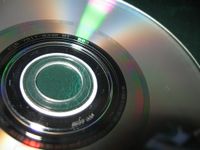 GD-ROM의 기록면: 세 개의 영역으로 나뉘어 있다. 안쪽부터 저밀도 영역, 데이터 없는 영역, 고밀도 영역이다.