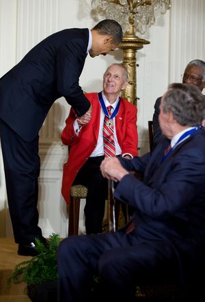 2011년 버락 오바마 대통령으로부터 대통령 자유 훈장을 받는 뮤지얼