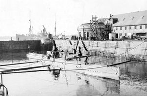 1917년의 USS L-8 (SS-48)호, 미국 해군 조선소에서 건조된 최초의 잠수함
