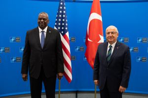 2023년 6월 16일, 브뤼셀의 NATO 본부에서 터키 국방부 장관 야샤르 귈레르와 오스틴