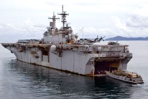 상륙정과 도킹중인 USS Essex