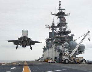 2013년 와스프함에 착륙중인 F-35B