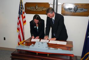 해군 해상 시스템 사령부와 배스 아이언 웍스 관계자들이 2008년 2월 펜타곤에서 건설 계약서에 서명하고 있다.