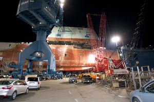 2012년 12월, USS 줌왈트의 데크하우스(Deckhouse)가 설치되었다.