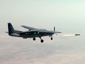 이라크 공군 AC-208 카라반이 헬파이어 미사일을 발사하고 있다.