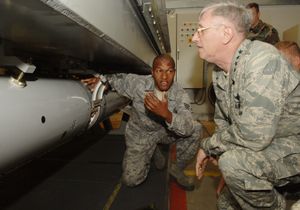 네덜란드 폴켈 공군 기지의 지하 무기 저장 및 보안 시스템(WS3) 금고에 있는 B61의 불활성 훈련 버전. 탄두의 접근 패널이 열려 허가 조치 링크(PAL, 안전/장전) 및 가변 위력 설정을 위한 인터페이스를 보여준다.