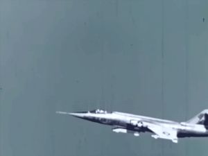AIM-9 사이드와인더 미사일로 QF-80 표적 드론을 파괴하는 F-104의 비디오 비네트