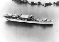 갑판 가득 수상기를 탑재한 랭글리