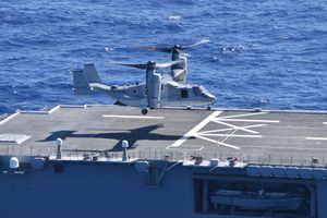 일본 해상자위대 소속 V-22가 호위함 JS 이세(DDH-182)에 착륙하는 모습.