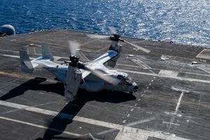 USS 니미츠 함에 있는 CMV-22B