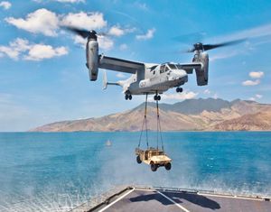 MV-22가 USNS 사카가위아에 험비(Humvee)를 투하한다.