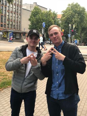 두 젊은이가 해시태그 손 제스처를 보이고 있다