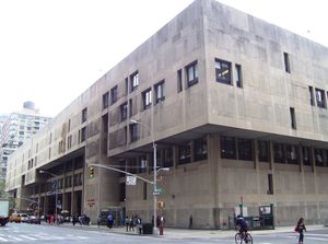 프레드 P. 포머란츠 아트 & 디자인 센터(가까이)와 셜리 굿맨 리소스 센터(멀리)는 캠퍼스 27번가 입구를 마주보고 있다.