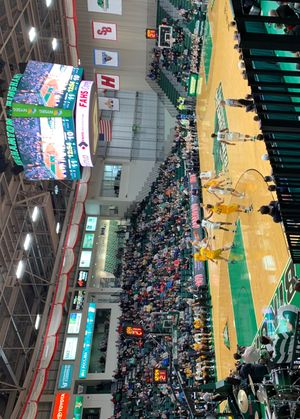 빙엄턴 베어캐츠 남자 농구팀이 이벤트 센터에서 버몬트와 경기하는 모습