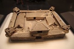 넓은 뜰을 중심으로 한 도기 가옥, 사합원. 중국 후베이 성 동오(東吳) 시대의 무덤에서 1967년에 발굴, 중국 국가 박물관, 베이징