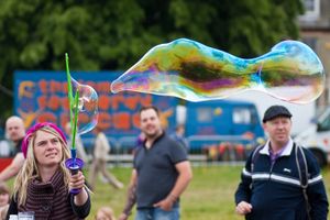 2009년 영국 케임브리지 스트로베리 페어에서 전문 '버블 아티스트'