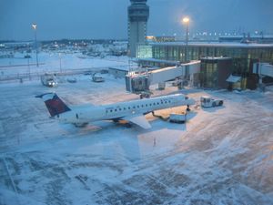 델타 커넥션 ERJ 145 항공기가 퀘벡 시티 장 르사주 국제공항에서 운항 중인 모습.