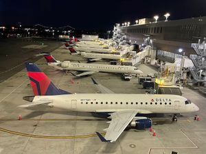 라과디아 공항의 델타 커넥션 항공기