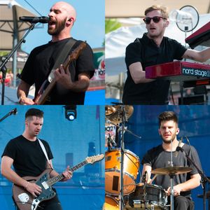 2016년 공연 모습. 시계 방향으로 왼쪽 상단부터 샘 넬슨 해리스, 케이시 해리스, 아담 레빈, 노아 펠드슈.