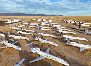 킹만 공항에 보관된 퇴역 엠브라에르 ERJ 145 항공기