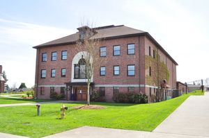 워너 체육관, 1924년 건립된 건물 중 하나이다.