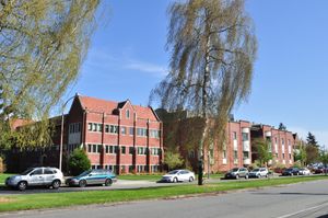 유니언 애비뉴를 따라 있는 하네드 홀과 톰슨 홀. 하네드 홀은 중앙에 있고 톰슨 홀의 날개가 양쪽에 있다.