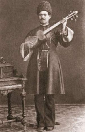 미르자 사디그, 인기 있는 아제르바이잔 음악가, 추카를 입고 타르를 연주하고 있다.