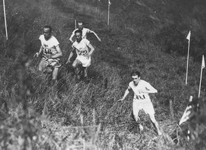 에드빈 와이드, 빌레 리톨라, 그리고 파보 누르미 (왼쪽)가 1924년 하계 올림픽 파리에서 개인 크로스컨트리 경기에 출전한 모습. 40°C를 넘는 더위로 인해 38명의 출전 선수 중 15명만이 경기를 완주했다.