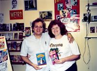 1988년 뉴올리언스에서 두 명의 주민이 "Infrogmation의 가족 사진"에서 영화를 고르고 있다.