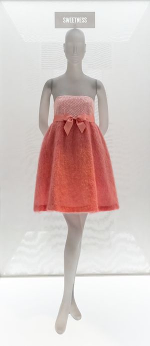 미즈라히가 1994-95년에 메트로폴리탄 미술관 전시회 In America: A Lexicon of Fashion에서 디자인한 드레스