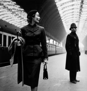  런던 패딩턴 역의 폰사그리브스, 1951년, 토니 프리셀(Toni Frissell) 촬영
