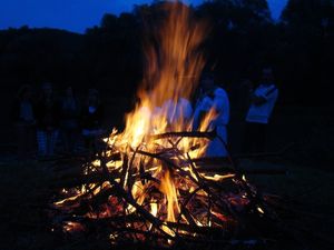 폴란드 산강에서 열리는 하지 축제 불꽃놀이(sobótka).