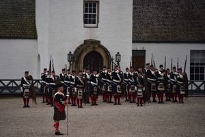 2017년에 전통적인 병장으로 퍼레이드를 하는 애솔 공작의 애솔 하이랜더스. 영국군으로부터 독립된 존재이며, 2021년 현재도 리-메트퍼드 소총을 장비하고 있다.