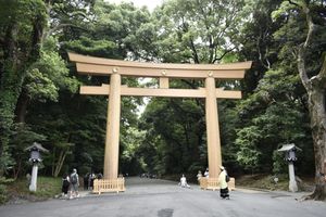 새롭게 세워진 남쪽 참배길 제1도리이 (2022년)