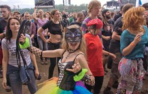 청소년들이 2016년 폴란드에서 열린 프시스타넥 우드스톡 록 음악 축제에 참여