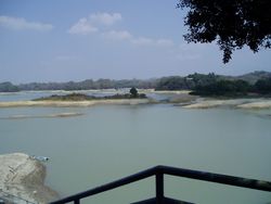 우산터우 댐. 시모무라 가이난에 의해 산호담이라는 별칭이 붙여졌다 (2004년 3월 11일)