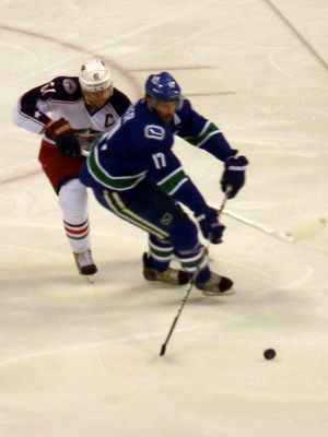 2011년 11월 퍽 소유를 놓고 라이언 케슬러와 격돌하는 내시 (왼쪽)