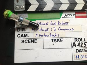 클래퍼보드 위의 화이트보드 마커