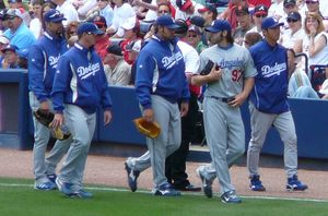 2008년 브록스턴(가운데)과 동료 다저스 투수들 (에스테반 로아이자, 스콧 프록터, 조 베이멜, 사이토 다카시)