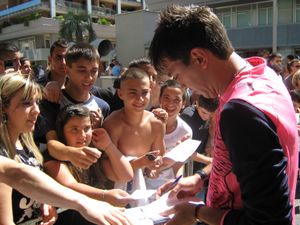 2009년 7월 8일 새 유니폼 발표회에서 사인하는 무슬레라