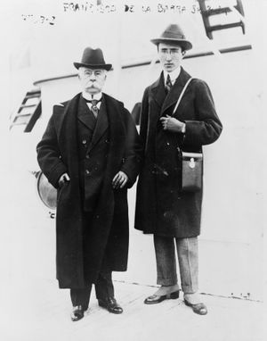 레온 데 라 바라(왼쪽)는 1916년 아들 프란시스코 레온 데 라 바라 보르네케(오른쪽)와 함께 있다.