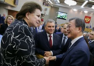 러시아 국가 두마에서 문재인 대한민국 대통령과 함께 있는 테레시코바 (2018년)