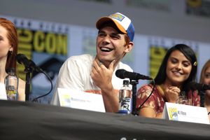 아파가 샌디에이고 코믹콘에서 드라마 《리버데일》의 공동 출연자 카밀라 멘데스와 함께 찍은 사진