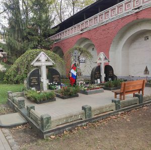 모스크바 돈스코이 수도원에 있는 안톤 데니킨, 크세니아 데니키나, 블라디미르 카펠 및 이반 일린의 무덤