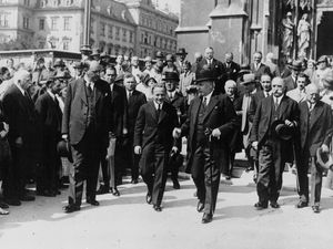 미클라스 대통령(오른쪽)과 돌푸스 총리(가운데), 1932년