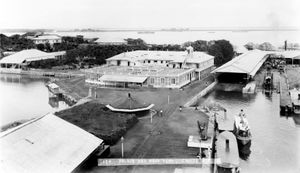 카비테 구 항구 도시의 해군 기지에 있는 총독 궁전 (1899).