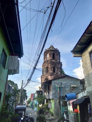 1945년 제2차 세계 대전 중 도시가 심하게 폭격된 후 1616년에 지어진 전 아우구스티누스 레콜렉토스 교회인 산타 모니카 교회의 스페인 시대 종탑 유적