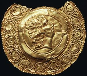 제우스-아몬으로 묘사된 알렉산드로스 대왕의 초상이 새겨진 4세기 펜던트, 레푸세 테두리 (월터스 미술관)