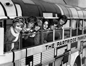The Partridge Family, 시즌 1. 좌측부터: 셜리 존스, 제레미 겔브악스, 수잔 크라우치, 수전 데이, 대니 보나듀스 그리고 데이비드 캐시디