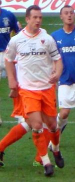 찰리 애덤이 2010 풋볼 리그 챔피언십 플레이오프 결승전에서 블랙풀을 위해 뛰는 모습